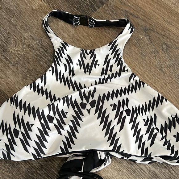 (42) NWT Black and White Geometric Bikini Set - Picture 2 of 3